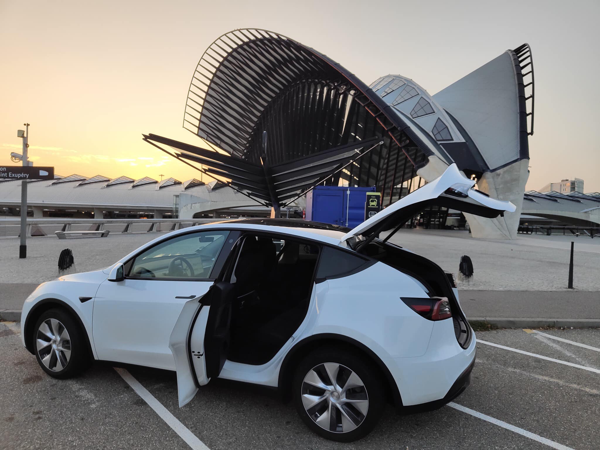 vtc tesla aeroport lyon